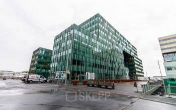 Modern kantoorgebouw gelegen aan de Herikerbergweg 292 in Amsterdam Zuid-Oost. De glazen gevel biedt een eigentijdse uitstraling voor bedrijven die kantoorruimte willen huren.