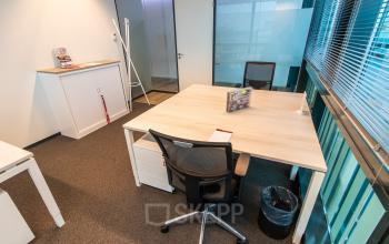 Functionele kantoorruimte huren op Herikerbergweg 292, Amsterdam Zuid-Oost. Voorzien van bureau en stoel, ideaal voor professioneel gebruik. Geschikt voor inspirerend werken.