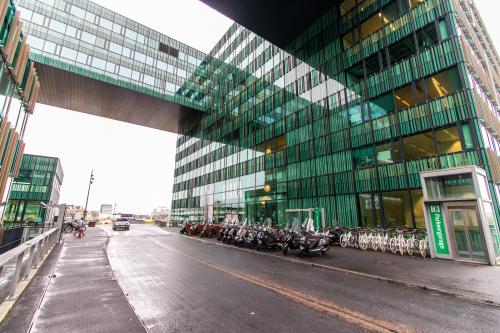 Exterieur van modern kantoorpand op Herikerbergweg 292 in Amsterdam Zuid-Oost, met opvallende architectuur en strakke vormgeving.