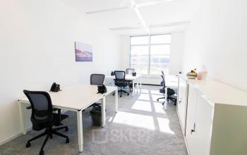 Een lichte kantoorruimte op Laarderhoogtweg 25, Amsterdam Zuid-Oost, met moderne bureaus en stoelen, ideaal voor kantoorruimte huren.