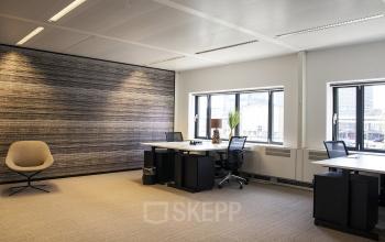 Kantoorruimte huren in Amsterdam Zuid-Oost op De Entree 99-197. Moderne ruimte met werkplekken, ramen voor natuurlijk licht, en een rustige uitstraling.