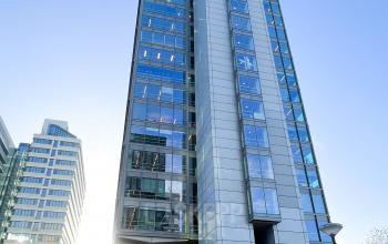 Modern kantoorpand op De Entree 230 in Amsterdam Zuid-Oost, met glazen gevels en strakke architectuur.