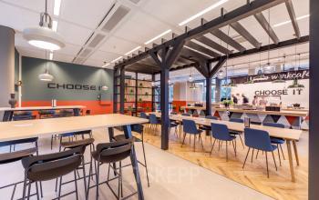 Kantoorruimte te huur op Herikerbergweg 1-35, Amsterdam Zuid-Oost met moderne werkcafé en zitplaatsen.