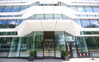 vooraanzicht entree kantoorgebouw zuidas Amsterdam Parnassusweg