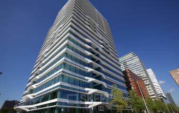 vooraanzicht kantoorgebouw Amsterdam zuidas huren