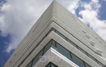 Moderne architectuur van kantoren op Parnassusweg 819 in Amsterdam Zuidas, ideaal voor kantoorruimte huren met glazen gevels.