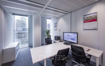 bureau tafel stoelen ingericht ramen uitzicht wtc amsterdam kantoor zuidas zuidplein huur SKEPP