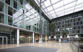 eigentijds kantoorpand amsterdam zuidplein zuidas WTC huur kantoorkamer SKEPP