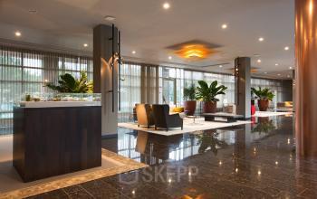 gemeenschappelijke ruimte kantoorgebouw amsterdam strawinskylaan lounge lampen