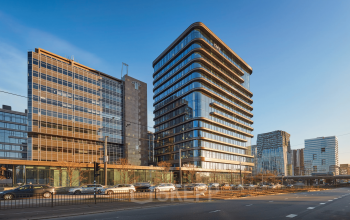 Modern kantoorpand aan de Strawinskylaan 3051 in Amsterdam Zuidas met strakke architectuur en grote ramen.