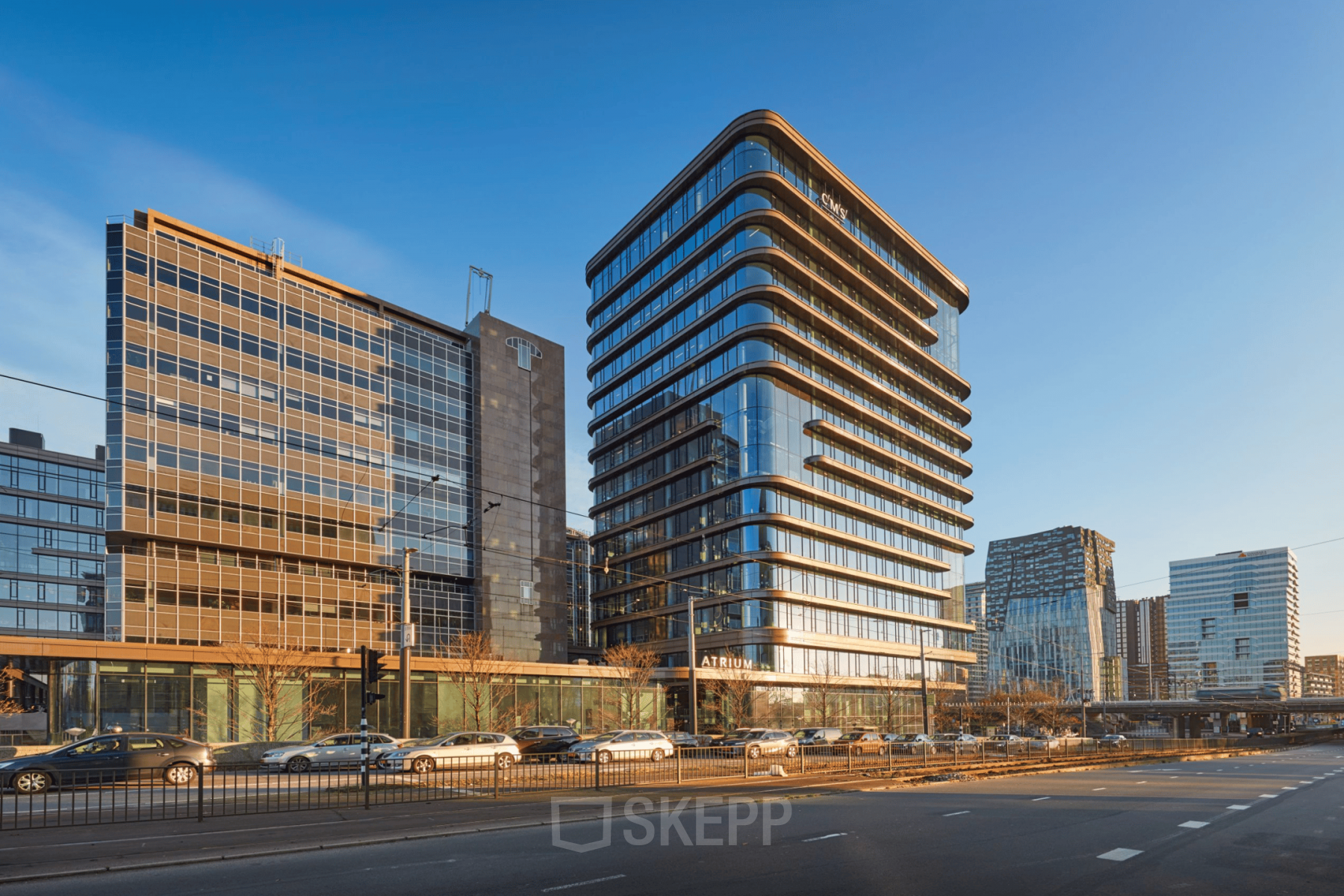 Modern kantoorpand aan de Strawinskylaan 3051 in Amsterdam Zuidas met strakke architectuur en grote ramen.