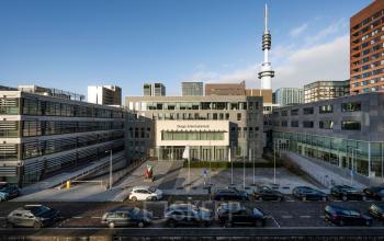 Exterieur van kantoorpand op De Boelelaan 30, Amsterdam Zuidas, te huur. Parkeergelegenheid aanwezig met moderne architectuur en omringd door hoogbouw.