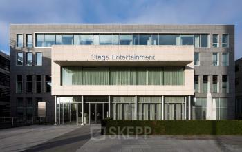 Moderne, strakke gevel van een kantoorpand aan De Boelelaan 30 in Amsterdam Zuidas. Het gebouw biedt diverse mogelijkheden voor kantoorruimte huren.