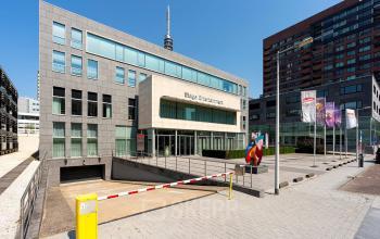 Kantoorpand aan De Boelelaan 30 in Amsterdam Zuidas met moderne gevel en meerdere verdiepingen, geschikt voor kantoorruimte huren.