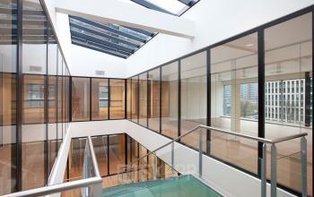 Helder kantoorpand met glazen wanden en moderne architectuur op De Boelelaan 30, Amsterdam Zuidas, ideaal voor kantoorruimte huren.
