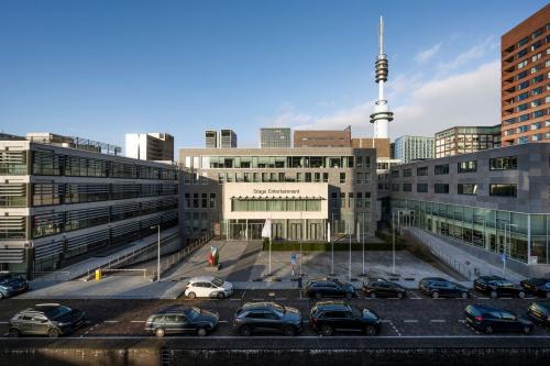 Exterieur van kantoorpand op De Boelelaan 30, Amsterdam Zuidas, te huur. Parkeergelegenheid aanwezig met moderne architectuur en omringd door hoogbouw.