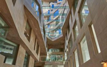 Architecturale blik op een modern kantoorpand op Beethovenstraat 503 in Amsterdam Zuidas, met glazen gevels en indrukwekkende hoogtes.