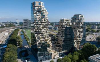 Foto van het kantoorpand op Beethovenstraat 503 in Amsterdam Zuidas met moderne architectuur en uitzicht op de stad. Ideaal voor bedrijven die kantoorruimte willen huren.