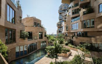 Moderne kantooromgeving aan de Beethovenstraat 503 in Amsterdam Zuidas met een groene buitenruimte en opvallende architectuur omringd door glazen ramen.