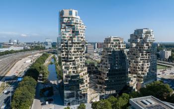 Het exterieur van een modern kantoorpand gelegen op Beethovenstraat 503 in Amsterdam Zuidas, geschikt voor kantoorruimte huren met een uniek architectonisch ontwerp.