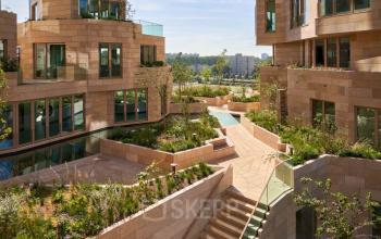 Buitenkant van kantoorpand op Beethovenstraat 503, Amsterdam Zuidas, met moderne architectuur en groene omgeving. Ideaal voor wie kantoorruimte wil huren in een inspirerende omgeving.