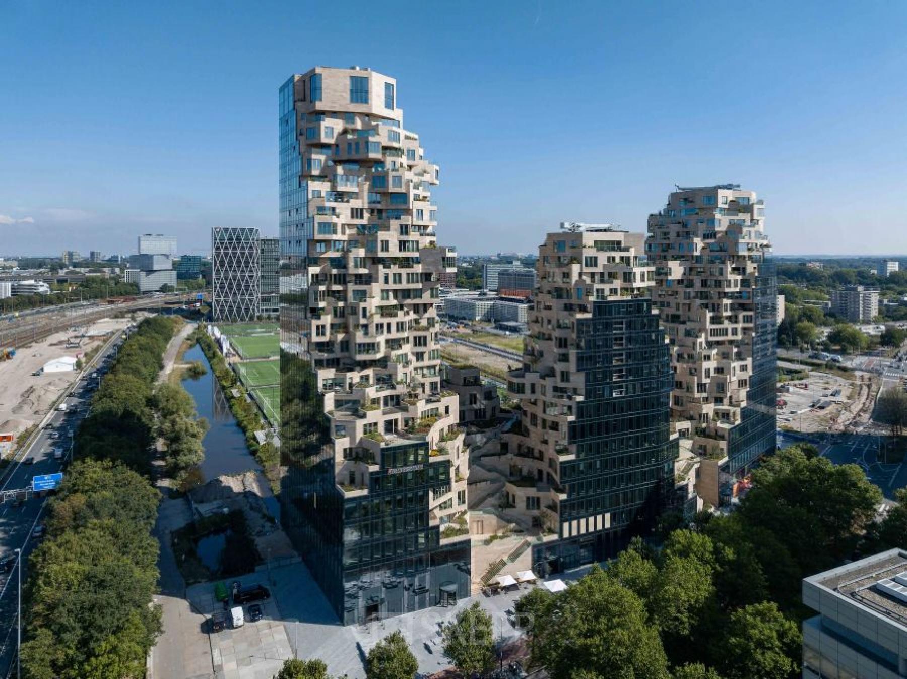 Foto van het kantoorpand op Beethovenstraat 503 in Amsterdam Zuidas met moderne architectuur en uitzicht op de stad. Ideaal voor bedrijven die kantoorruimte willen huren.