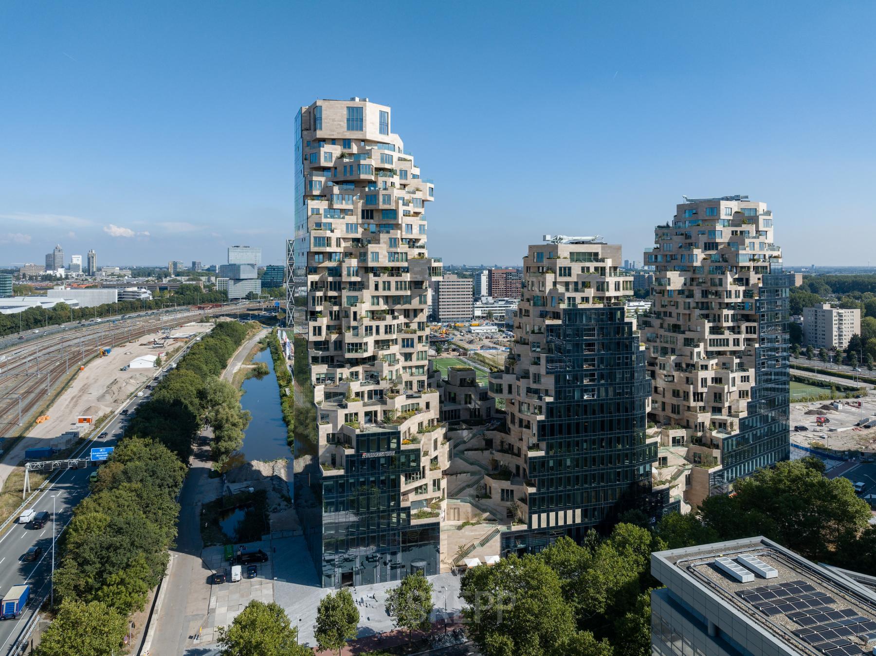 Het exterieur van een modern kantoorpand gelegen op Beethovenstraat 503 in Amsterdam Zuidas, geschikt voor kantoorruimte huren met een uniek architectonisch ontwerp.