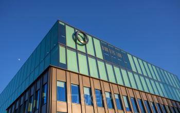 Exterieur van het kantoorpand aan Fred. Roeskestraat 115 in Amsterdam Zuidas met moderne glasgevels. Geschikt voor bedrijven die kantoorruimte willen huren.