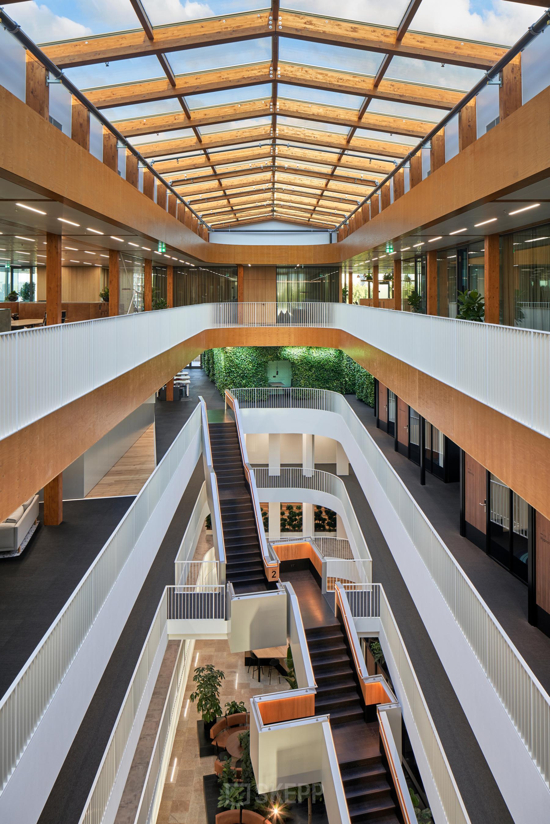 Ruim kantoorpand op Fred. Roeskestraat 115 in Amsterdam Zuidas met opvallend glazen dak en moderne architectuur. De open ruimte biedt mogelijkheden voor uiteenlopende doeleinden met veel natuurlijk licht.