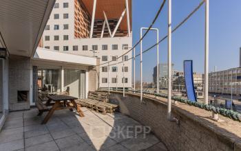 Buitenruimte van een kantoorpand op De Boelelaan 1110 in Amsterdam Zuidas, met uitzicht op de omliggende gebouwen. Ideaal voor wie kantoorruimte wil huren met buitenfaciliteiten.