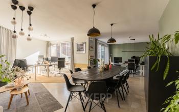 Gezellige kantoorruimte op De Boelelaan 1110, Amsterdam Zuidas, met ruime werkplekken en moderne vergadertafel. Veel lichtinval door grote ramen. Ideale plek om een kantoor te huren.