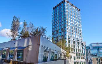 Moderne kantoorpand aan de Hildegard Von Bingenstraat 44, Amsterdam Zuidas met groene dakterrassen en opvallende architectuur. Geschikt voor kantoorruimte huren.