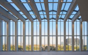 Grote kantoorruimte op Hildegard Von Bingenstraat 44, Amsterdam Zuidas, met hoge ramen en uitzicht op de stad. Perfect voor kantoorruimte huren.