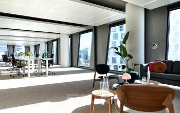 Lichte kantoorruimte op Hildegard Von Bingenstraat 44, Amsterdam Zuidas, met moderne meubels, ruime werkplekken en grote ramen. Ideaal om een kantoor te huren met uitzicht op de stad.