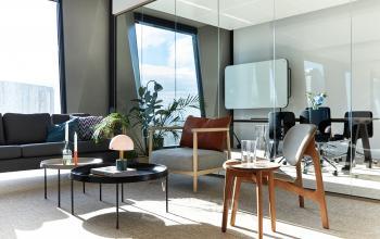 Moderne en lichte kantoorruimte op Hildegard Von Bingenstraat 44, Amsterdam Zuidas, met stijlvol meubilair en grote ramen die natuurlijk licht binnenlaten. Ideaal om te werken en vergaderen.