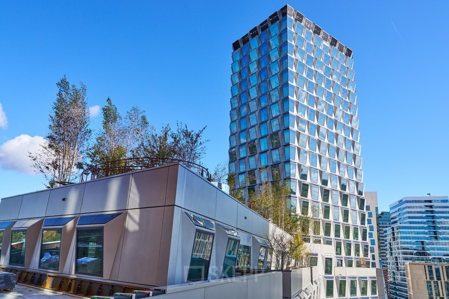 Moderne kantoorpand aan de Hildegard Von Bingenstraat 44, Amsterdam Zuidas met groene dakterrassen en opvallende architectuur. Geschikt voor kantoorruimte huren.
