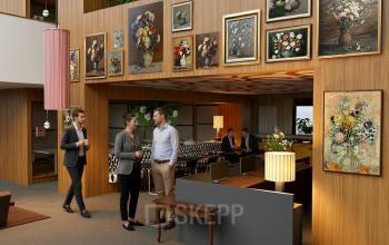 Moderne kantoorruimte huren in Amsterdam Zuidas met stijlvolle inrichting en kunstwerken aan de muren, waar mensen druk in overleg zijn.