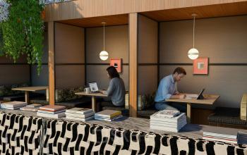 Kantoorruimte aan de Barbara Strozzilaan 101 101 in Amsterdam Zuidas met meerdere nissen waar mensen geconcentreerd werken aan laptops, omgeven door een huiselijk interieurontwerp met natuurlijke accenten.