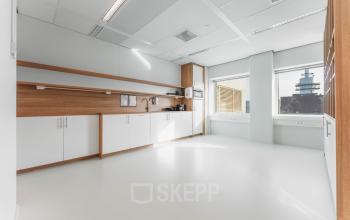 Moderne kantoorruimte huren op de Barbara Strozzilaan 101, Amsterdam Zuidas met ruime pantry en veel natuurlijk licht.