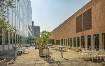 Buitenterras bij kantoorpand op Jachthavenweg 109, Amsterdam Zuidas, met zitgelegenheid en tafels voor informeel werken of pauze.