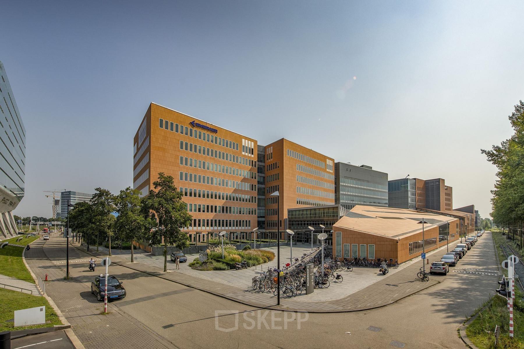 Kantoorpand aan Jachthavenweg 109, gelegen in Amsterdam Zuidas, met een modern ontwerp en grote ramen. Ideaal voor kantoorruimte huren in een levendige omgeving.