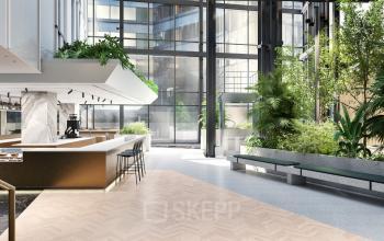 Moderne en lichte kantoorruimte op Claude Debussylaan 80-134 in Amsterdam Zuidas, met groene planten en een stijlvol interieur, ideaal voor huur en zakelijke activiteiten.