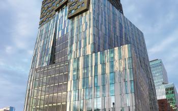 Moderne kantoorpand op de Claude Debussylaan in Amsterdam Zuidas, ideaal voor kantoorruimte huren. Het gebouw heeft een opvallende glaspui en bevindt zich in een levendige zakenwijk.