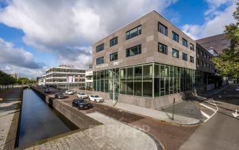 Modern kantoorgebouw aan De Boelelaan 28, Amsterdam Zuidas, geschikt voor kantoorruimte huren met volop daglicht en strategische ligging aan een gracht.