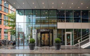 Entree van het kantoorpand op Claude Debussylaan 10, Amsterdam Zuidas, Amsterdam.