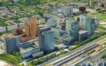 Luchtfoto van kantoren aan Claude Debussylaan 10, Amsterdam Zuidas.