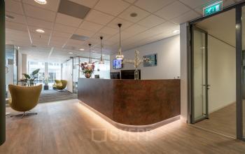 Receptie met moderne balie en wachtgedeelte in het kantoorpand op Claude Debussylaan 10, Amsterdam Zuidas. Geschikt voor kantoorruimte huren.