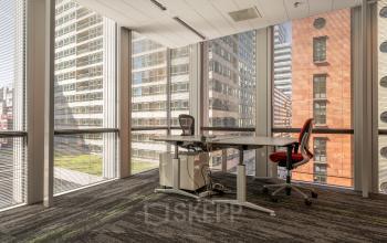 Kantoorruimte huren op de Claude Debussylaan 10 in Amsterdam Zuidas met ruime ramen en uitzicht op omliggende gebouwen.