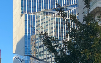 Kantoorpand aan Claude Debussylaan 10, Amsterdam Zuidas. Modern gebouw met glasgevels.