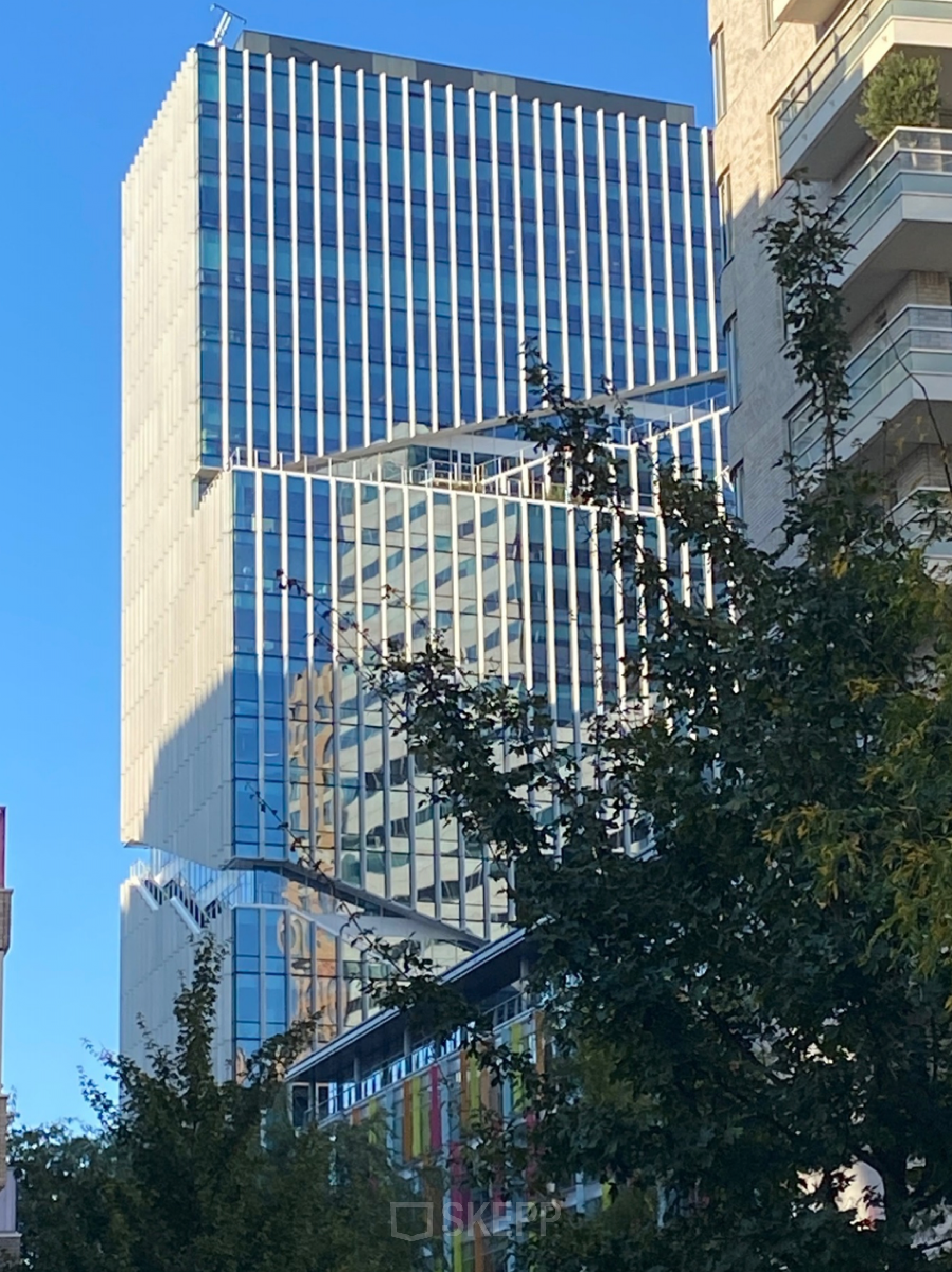 Kantoorpand aan Claude Debussylaan 10, Amsterdam Zuidas. Modern gebouw met glasgevels.